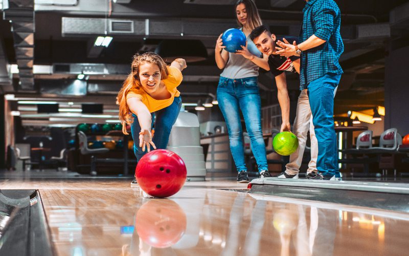 group-of-friends-bowling-in-destin
